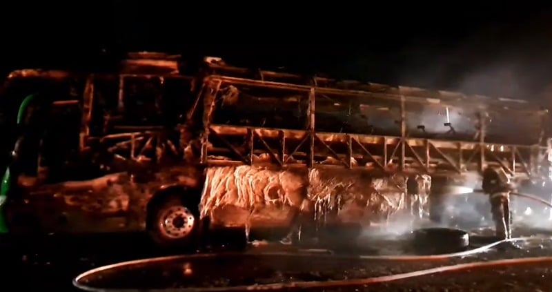 ¡Consumido por el fuego! Se incendia autobús en la caseta de Costa Rica, Culiacán