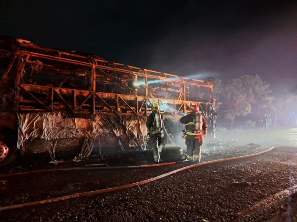 Se incendia autobús de pasajeros en la caseta de cobro de Costa Rica, Culiacán