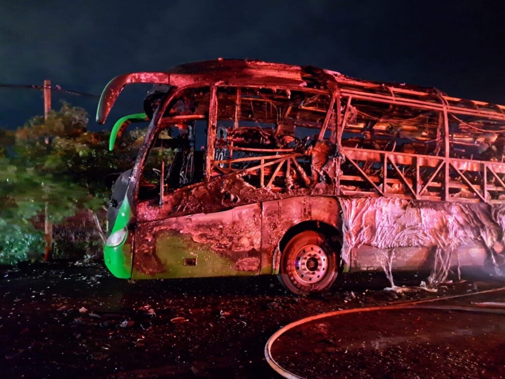 Se incendia autobús de pasajeros en la caseta de cobro de Costa Rica, Culiacán