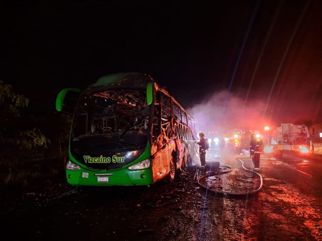 Se incendia autobús de pasajeros en la caseta de cobro de Costa Rica, Culiacán