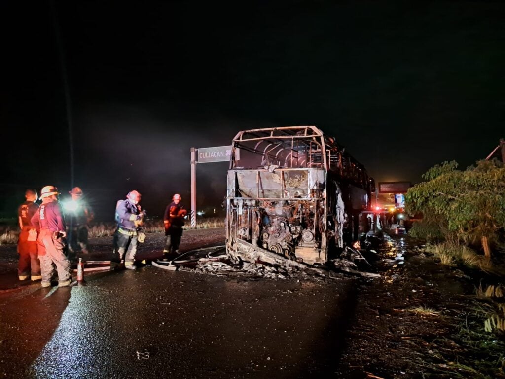 Se incendia autobús de pasajeros en la caseta de cobro de Costa Rica, Culiacán