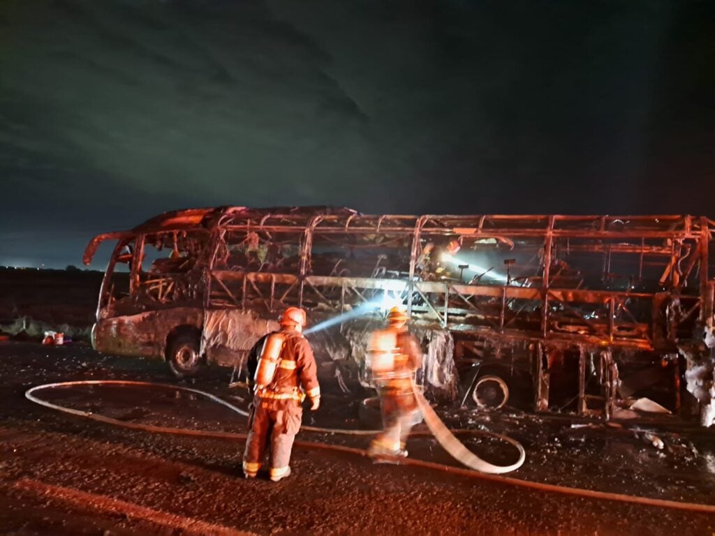 Se incendia autobús de pasajeros en la caseta de cobro de Costa Rica, Culiacán