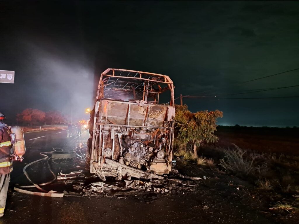 Se incendia autobús de pasajeros en la caseta de cobro de Costa Rica, Culiacán