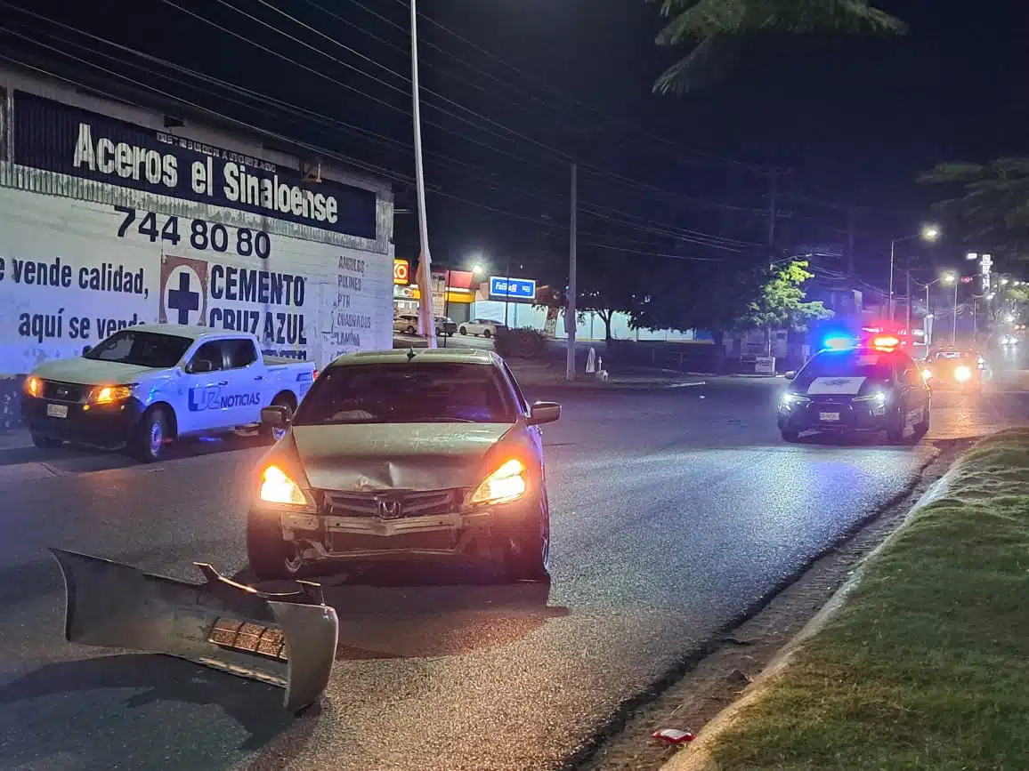 Auto Spark derriba un árbol tras choque por alcance sobre la avenida Obregón, en Culiacán