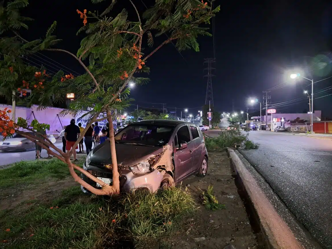 Auto Spark derriba un árbol tras choque por alcance sobre la avenida Obregón, en Culiacán