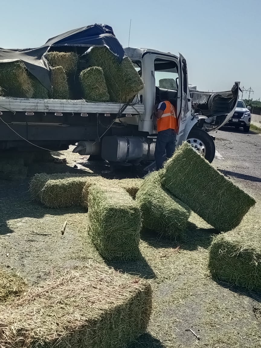 Vuelca tractocamión lleno de pastura y genera caos vial por la México 15 en Guasave
