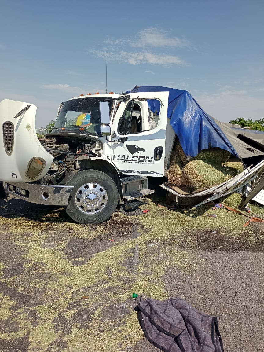 Vuelca tractocamión lleno de pastura y genera caos vial por la México 15 en Guasave