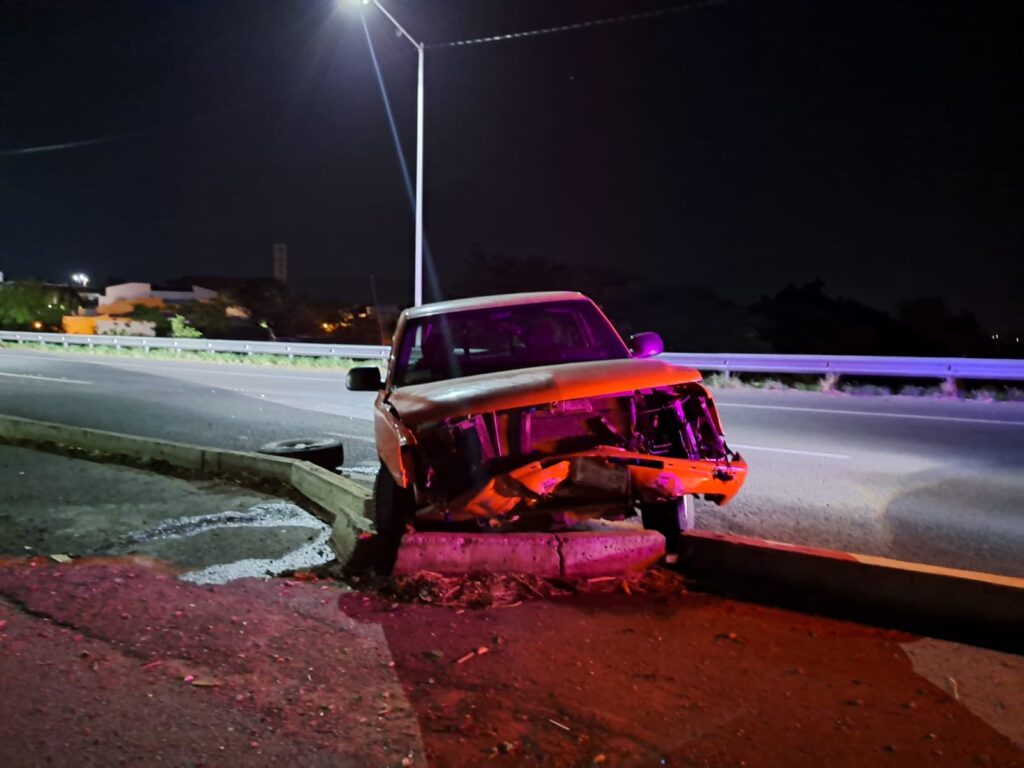 Dejan camioneta destrozada y abandonada tras choque en La Costerita, Culiacán