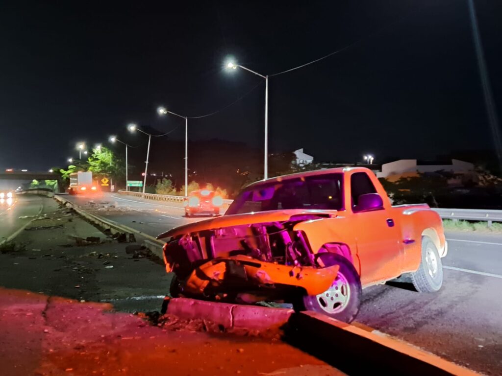 Dejan camioneta destrozada y abandonada tras choque en La Costerita, Culiacán