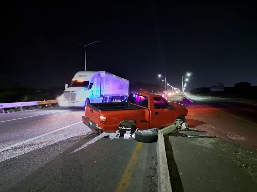 Dejan camioneta destrozada y abandonada tras choque en La Costerita, Culiacán