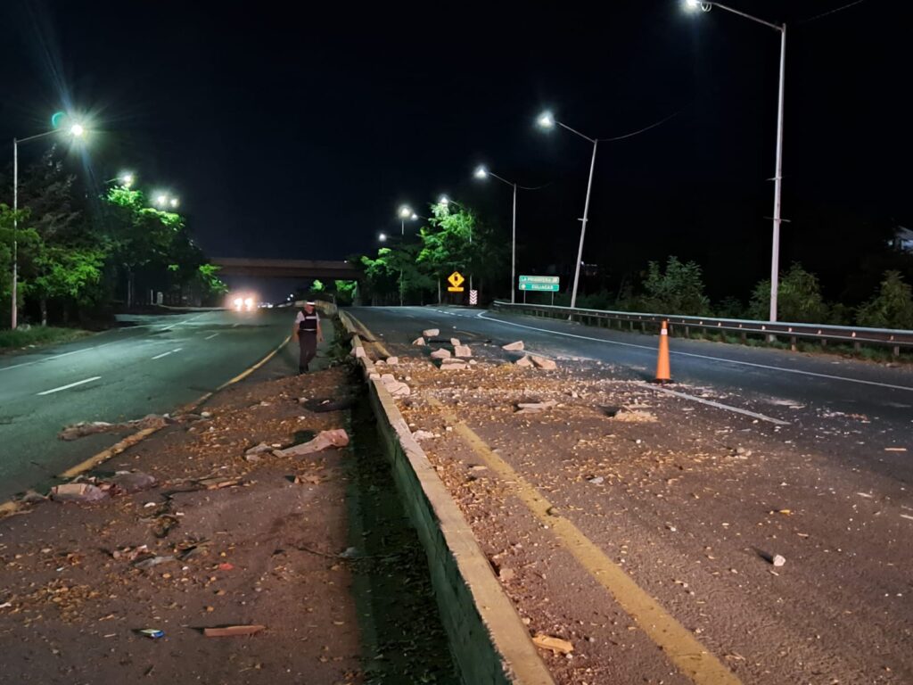 Dejan camioneta destrozada y abandonada tras choque en La Costerita, Culiacán