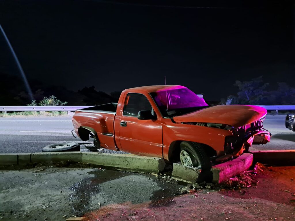 Dejan camioneta destrozada y abandonada tras choque en La Costerita, Culiacán