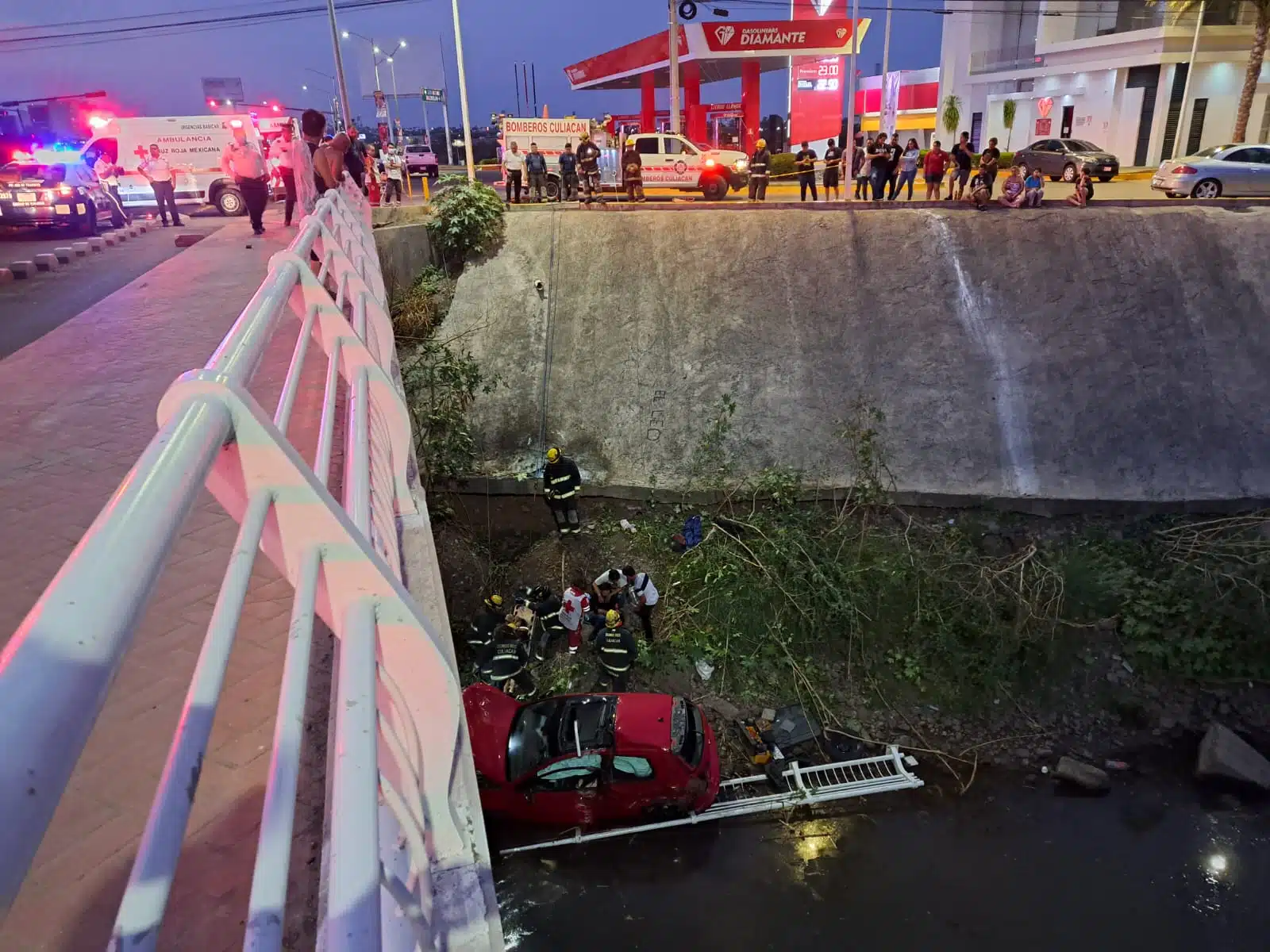 Auto cae en interior de canal en Culiacán