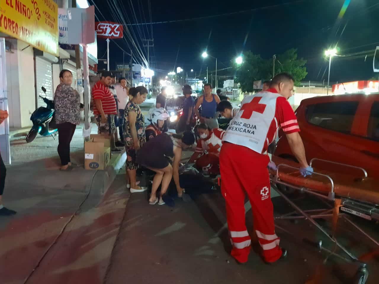 A Urgencias trasladan a motociclista tras chocar contra un Spark en Culiacán