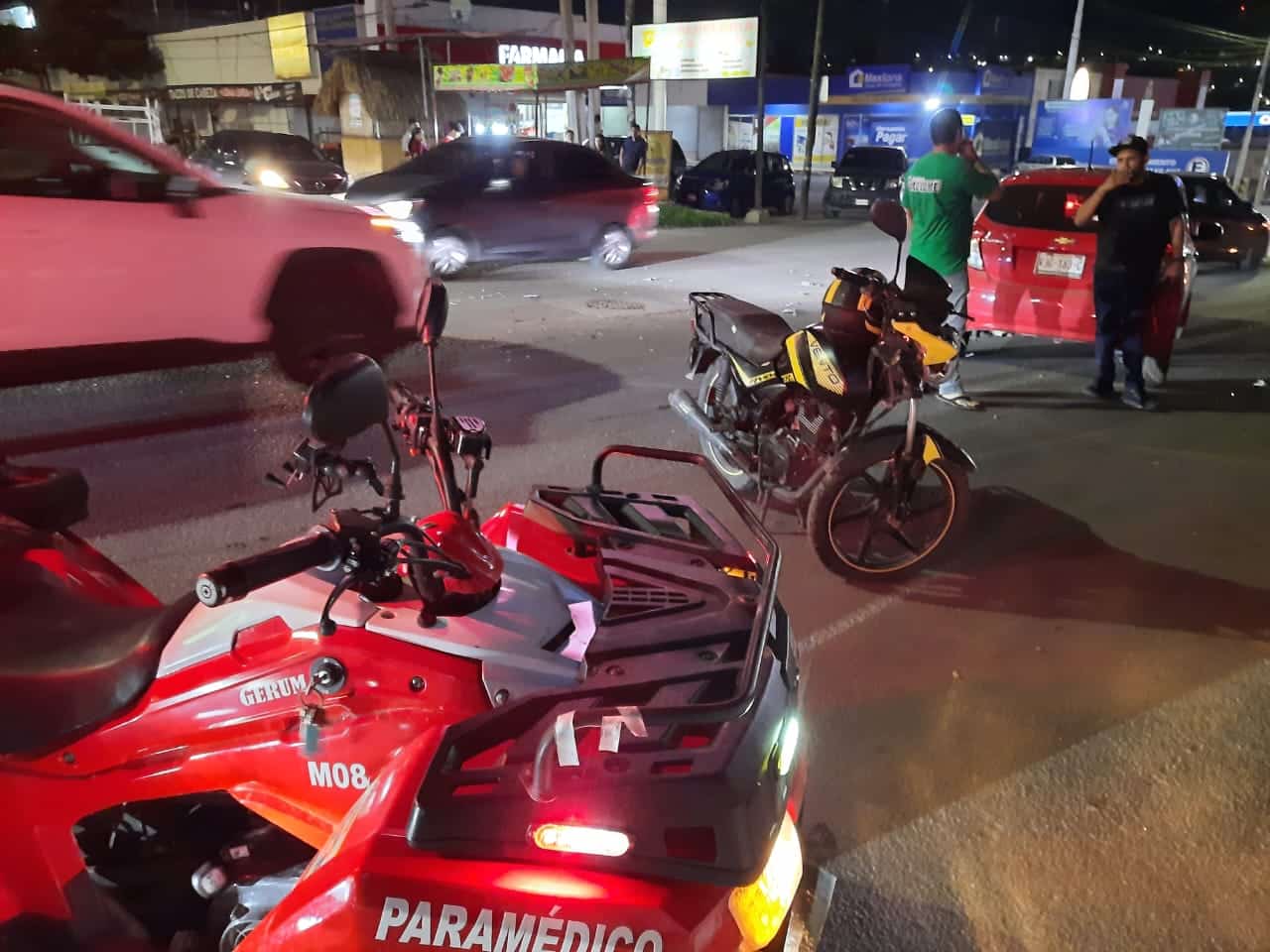 A Urgencias trasladan a motociclista tras chocar contra un Spark en Culiacán
