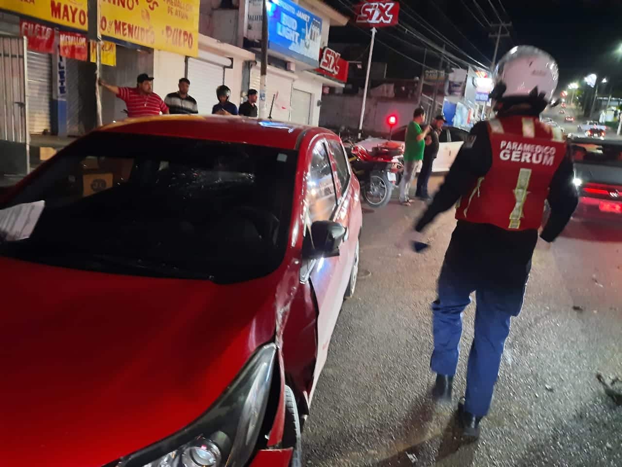 A Urgencias trasladan a motociclista tras chocar contra un Spark en Culiacán