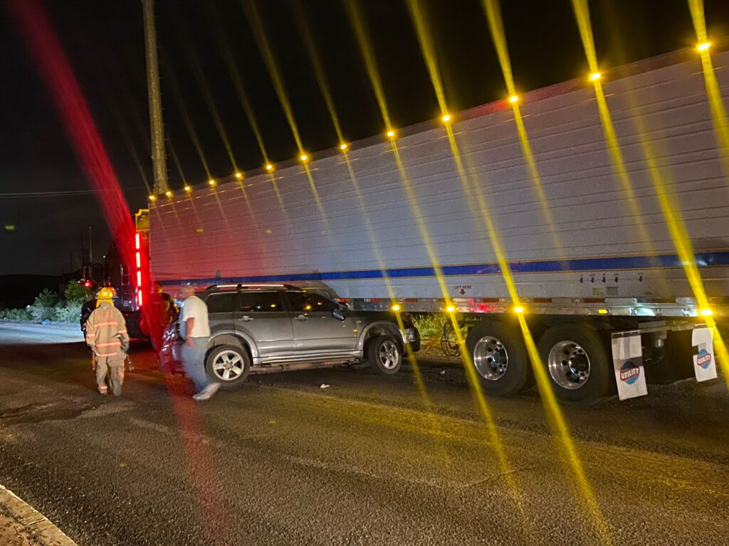 Camioneta en la que viajaba una familia, queda prensada bajo la caja de un tráiler en Villa Unión, Mazatlán