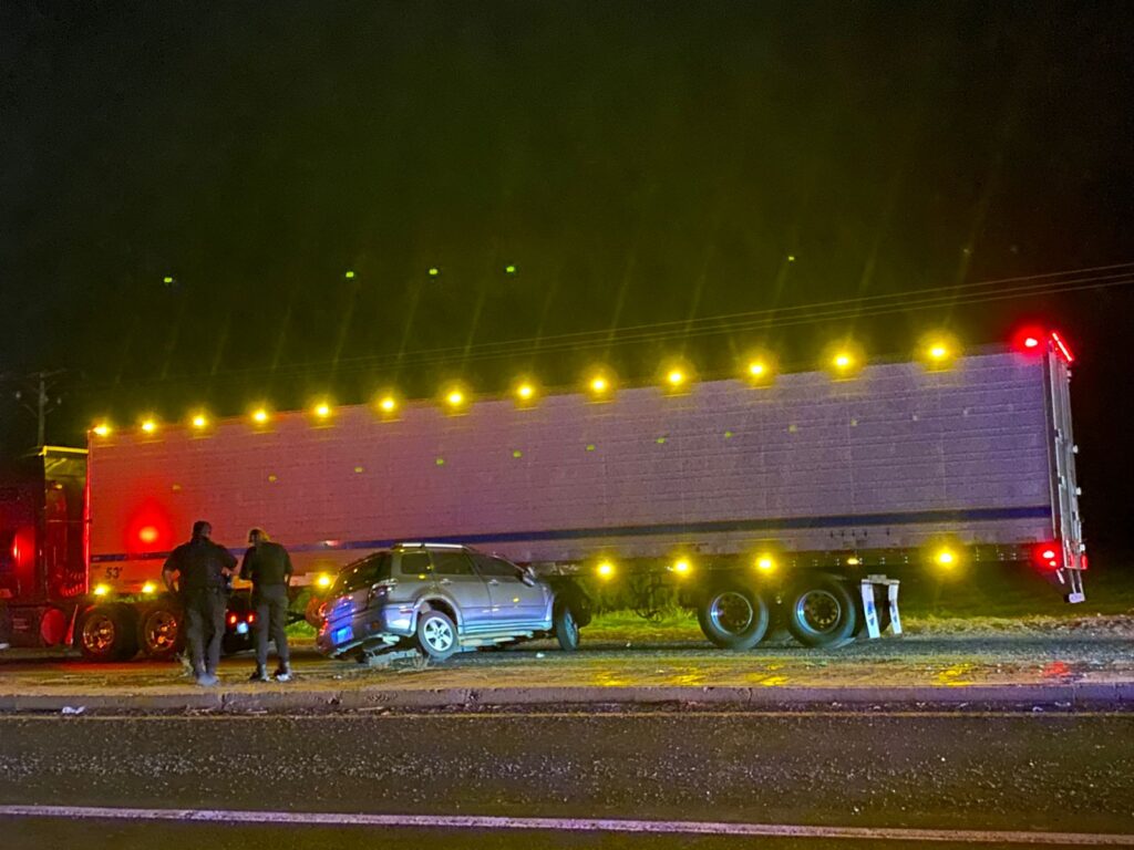 Camioneta en la que viajaba una familia, queda prensada bajo la caja de un tráiler en Villa Unión, Mazatlán