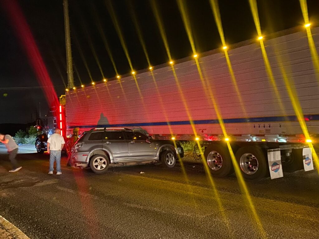 Camioneta en la que viajaba una familia, queda prensada bajo la caja de un tráiler en Villa Unión, Mazatlán