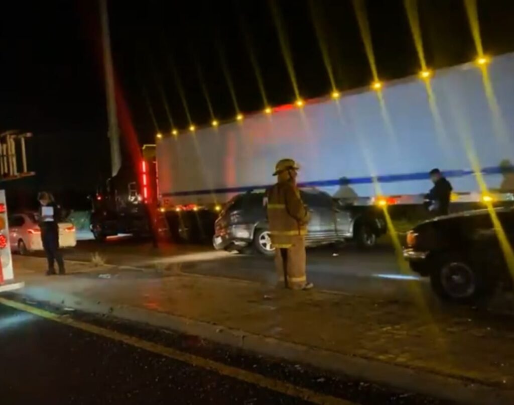 Camioneta en la que viajaba una familia, queda prensada bajo la caja de un tráiler en Villa Unión, Mazatlán