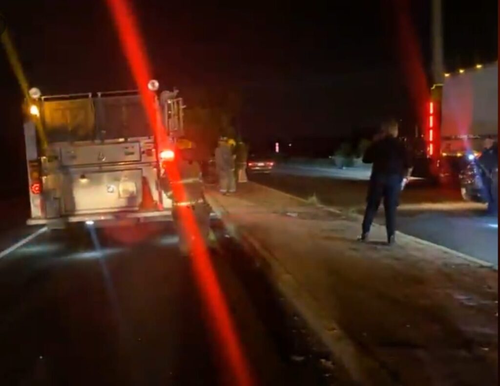 Camioneta en la que viajaba una familia, queda prensada bajo la caja de un tráiler en Villa Unión, Mazatlán