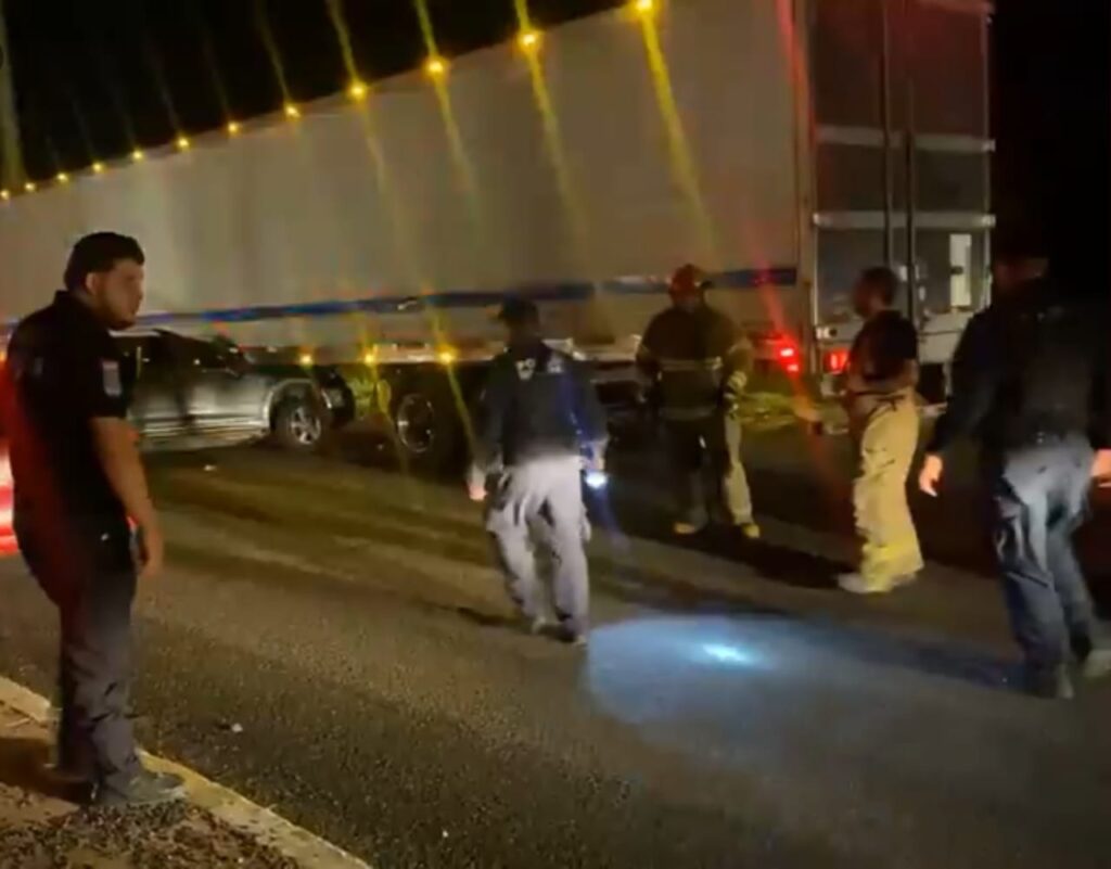 Camioneta en la que viajaba una familia, queda prensada bajo la caja de un tráiler en Villa Unión, Mazatlán