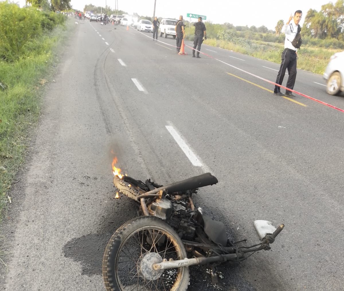 Don Eleazar en su moto encontró la muerte, chocado por vagoneta en la carretera a Las Glorias, Guasave