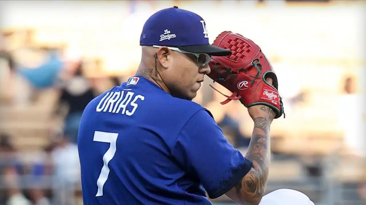 ¡Sin decisión! Julio Urías se salva de la derrota ante Azulejos de Toronto