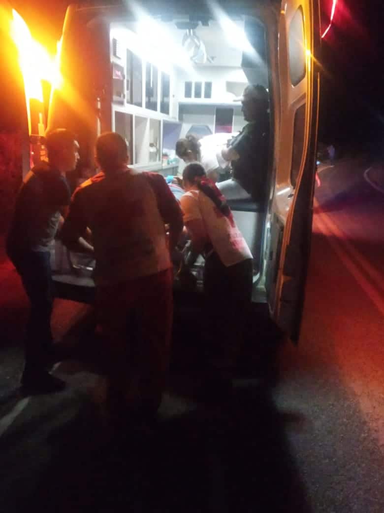 Miguel Ángel y Gabriela se salvan de puro milagro, chocan contra un poste de la CFE en Guasave