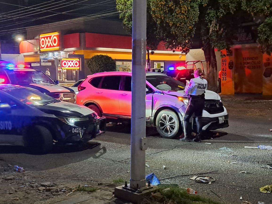 Choque sobre la Álvaro Obregón deja a una mujer lesionada, en Culiacán