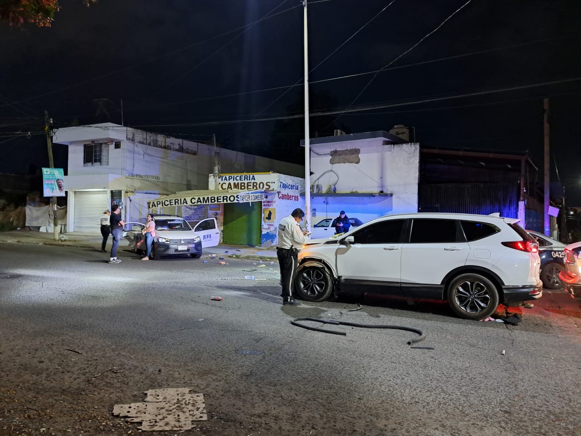 Choque sobre la Álvaro Obregón deja a una mujer lesionada, en Culiacán