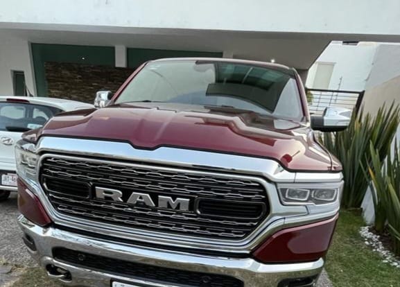 Sujetos armados y “empecherados” despojan camioneta RAM 2022 en el sector Palmito de Culiacán