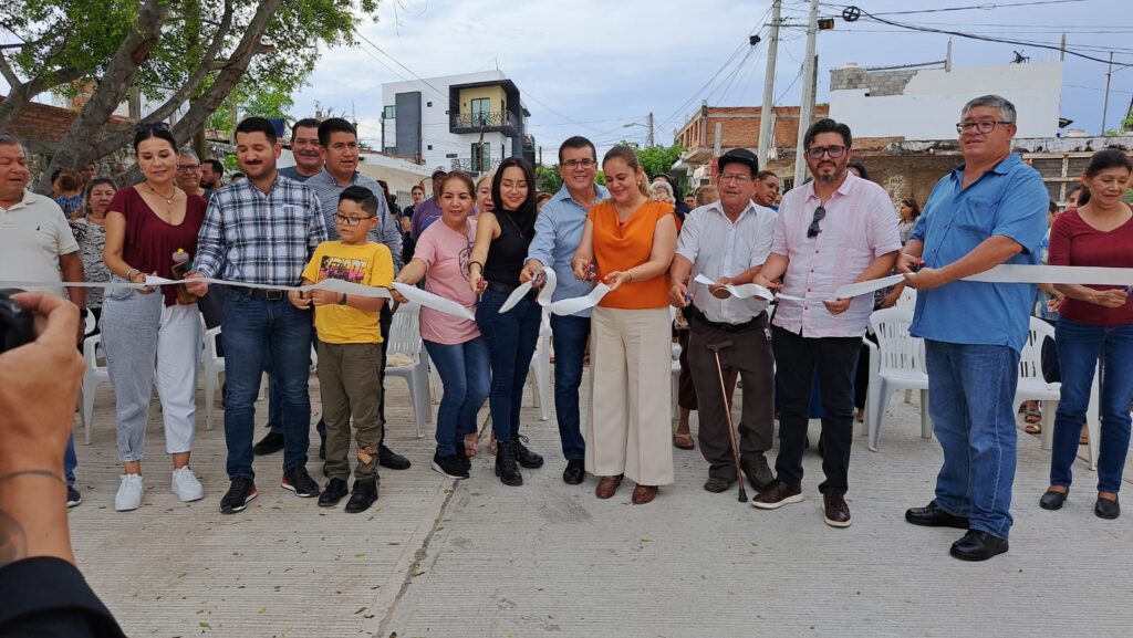 Obras se realizan de manera equitativa en Mazatlán señala alcalde, al entregar pavimentación
