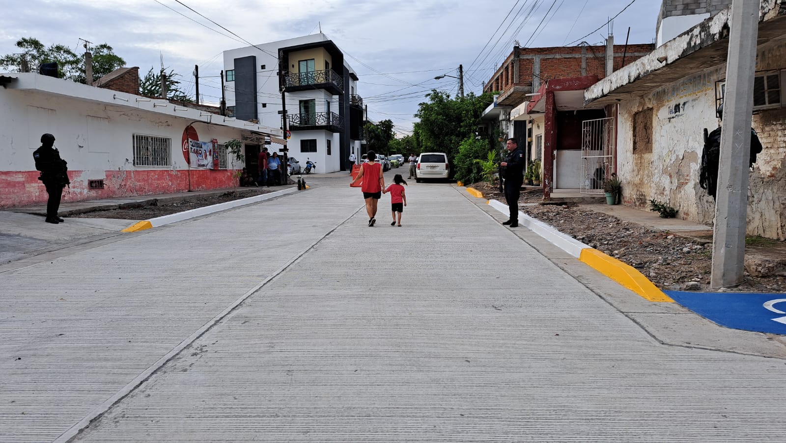 Obras se realizan de manera equitativa en Mazatlán señala alcalde, al entregar pavimentación