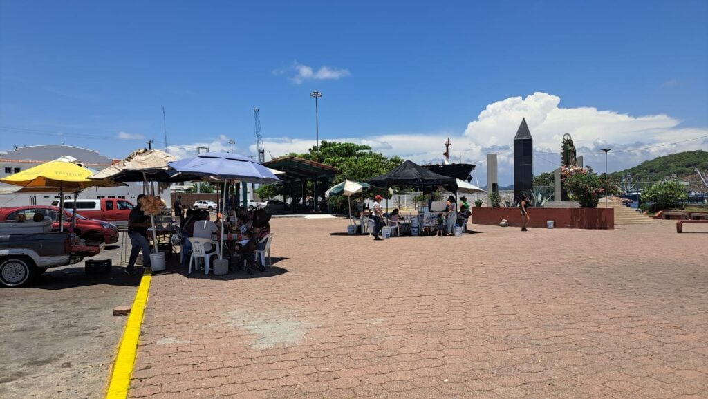 No se sienten las vacaciones: Vendedores ambulantes de La Puntilla, en Mazatlán, reportan bajas ventas