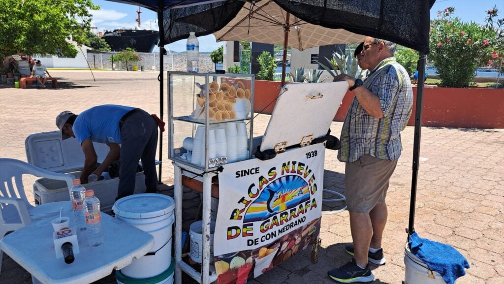 No se sienten las vacaciones: Vendedores ambulantes de La Puntilla, en Mazatlán, reportan bajas ventas