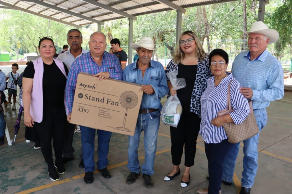 ¡Les llegó la ayuda! Entregan apoyos a familias desplazadas en el municipio de Sinaloa