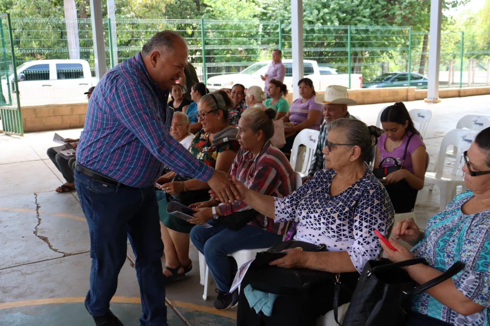 ¡Les llegó la ayuda! Entregan apoyos a familias desplazadas en el municipio de Sinaloa
