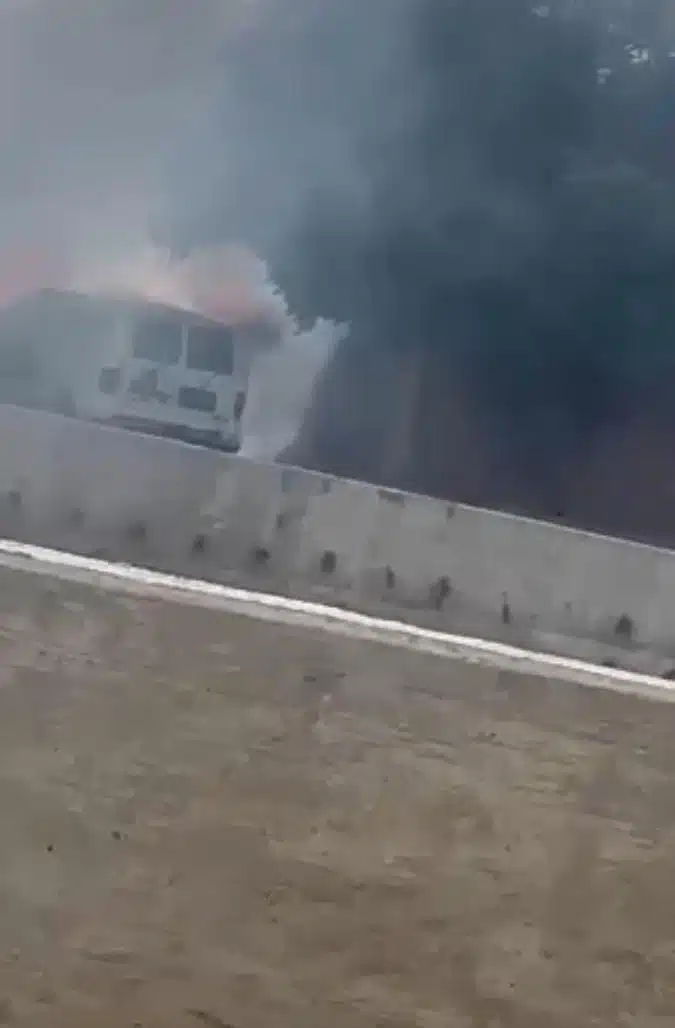 Incendio consume por completo una camioneta en la colonia Jacarandas, Mazatlán