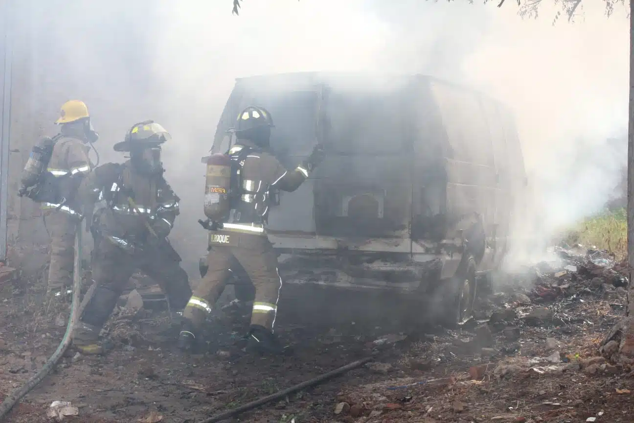Incendio consume por completo una camioneta en la colonia Jacarandas, Mazatlán