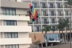 Filman cuando mujer en parachute cuelga atorada del balcón de un hotel de Mazatlán
