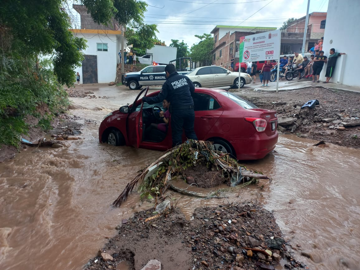 Mujer se salva de milagro luego de ser arrastrado su vehículo por cauce de un arroyo en Culiacán