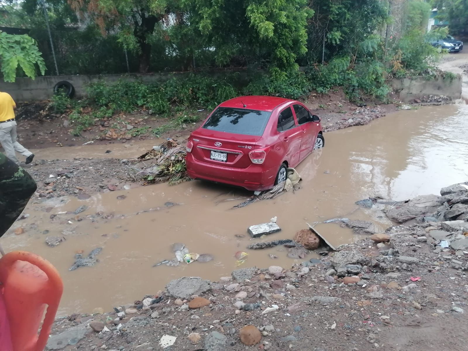 Mujer se salva de milagro luego de ser arrastrado su vehículo por cauce de un arroyo en Culiacán