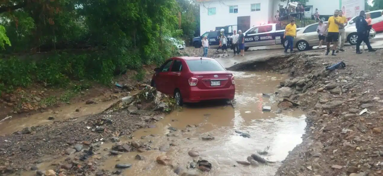 Mujer se salva de milagro luego de ser arrastrado su vehículo por cauce de un arroyo en Culiacán