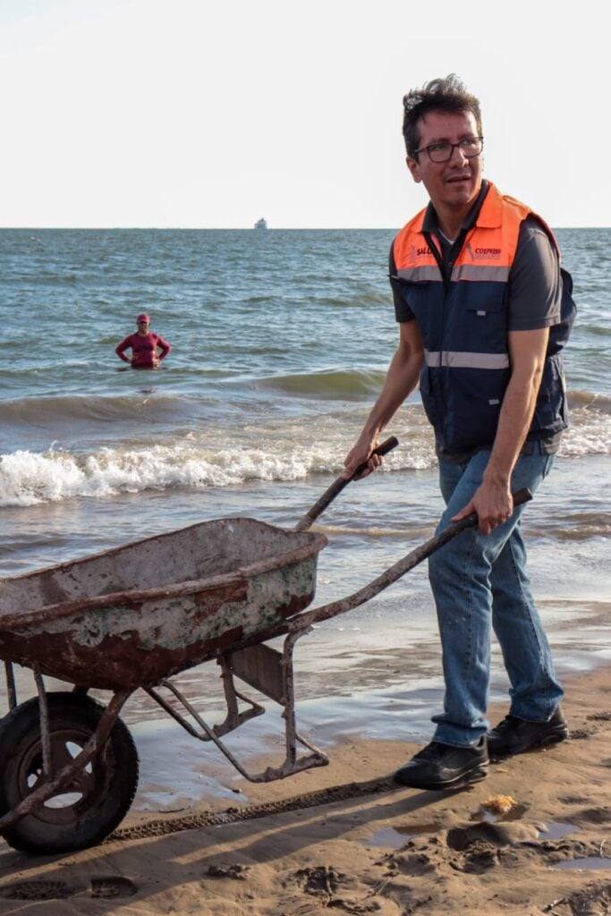 Retiran peces muertos de El Maviri para evitar que traten de consumirlos