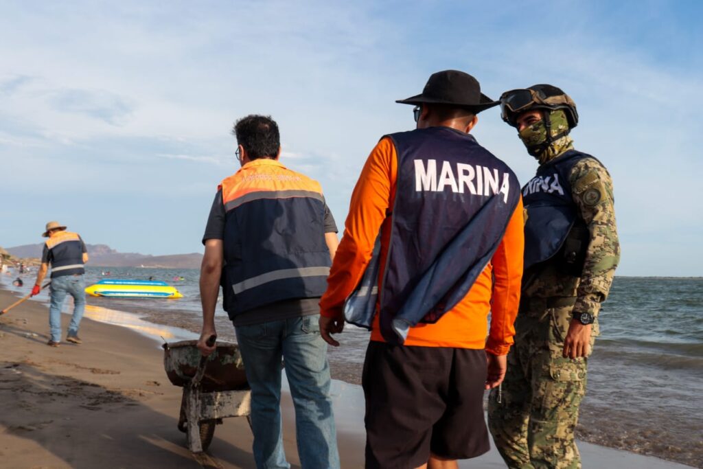 Retiran peces muertos de El Maviri para evitar que traten de consumirlos