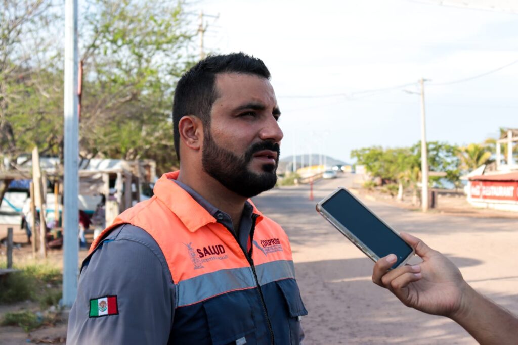 Retiran peces muertos de El Maviri para evitar que traten de consumirlos