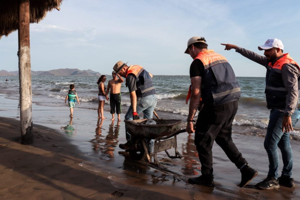 Retiran peces muertos de El Maviri para evitar que traten de consumirlos