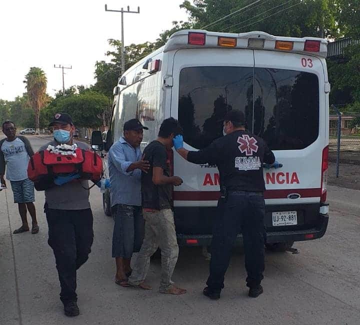 Dos hombres que viajaban en moto resultan con lesiones al chocar con un pilar en Villa de Ahome