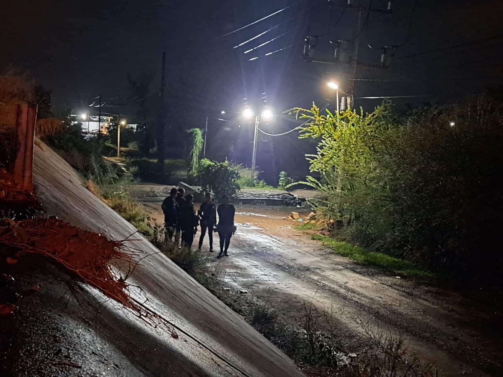 Encuentran a hombre asesinado junto a pastillas de fentanilo y paquetes de presunta droga en Culiacán